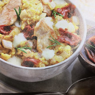 Кукурузная каша с индейкой, вялеными помидорами и сулугуни