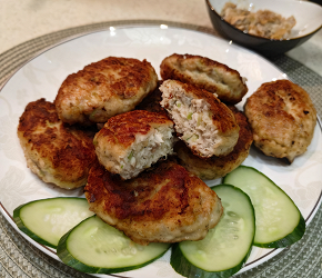 Фотография рецепта Куриные котлеты с кабачком и шампиньонами