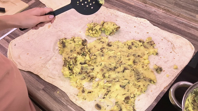 Фото шага рецепта Постный рулет с картошкой и грибами 138486 шаг 4