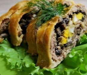 Фотография рецепта Мясной рулет с грибами и сыром в слоеном тесте
