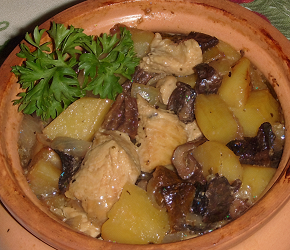 Фотография рецепта Курица с сушеными грибами и картошкой в горшочке