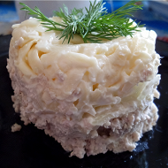 Слоеный мясной салат с луком