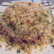 Слоеный салат с куриной грудкой и помидорами