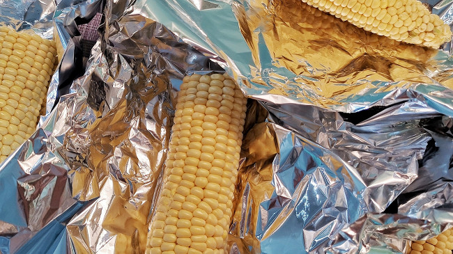 Фото шага рецепта Сливочная пряная кукуруза, запеченная в фольге 152667 шаг 2