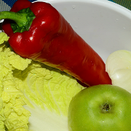 Легкий салат из пекинской капусты с яблоками и болгарским перцем