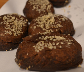Фотография рецепта Банановые булки с кэробом и кунжутом