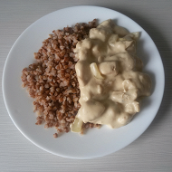 Куриное филе с соусом и гречкой