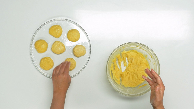 Фото шага рецепта Сырники без творога 151068 шаг 6