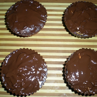 Шоколадные корзинки с клубникой и сливками