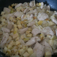 Индейка с яблоками и луком