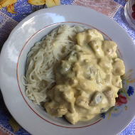 Курица с шампиньонами в сливочно-сырном соусе