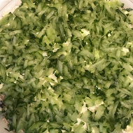 Куриный салат с черносливом и грибами