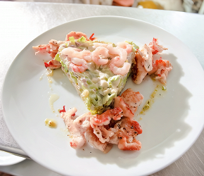 Фотография рецепта Салат из курицы с креветками, корнишонами, каперсами и зеленым горошком