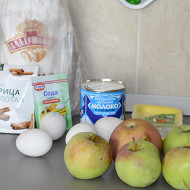 Пирог с яблоками и сгущенкой