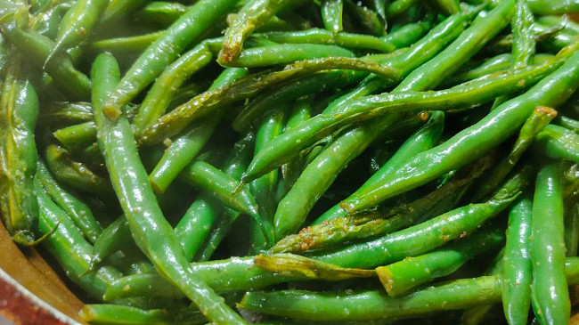 Фото шага рецепта Домашняя курица запеченная с яблоками и гарниром из зеленой фасоли 189448 шаг 17