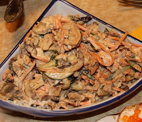 Фотография рецепта Румынский салат из курицы с черносливом и огурцом