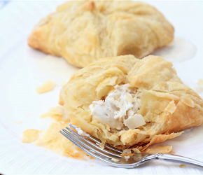 Фотография рецепта Слоеные пирожки с курицей