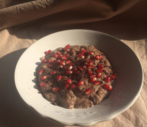 Фотография рецепта Льняная каша с гранатом и шоколадной крошкой