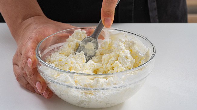 Фото шага рецепта Простой пирог с творогом и персиками 174484 шаг 7