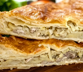 Фотография рецепта Сочный пирог с курицей из слоеного теста
