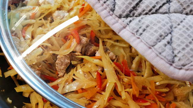 Фото шага рецепта Тушеная капуста с мясом 191410 шаг 12