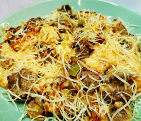 Фотография рецепта Сырная яичница с мясными колбасками и оливками