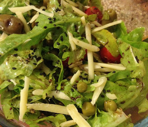 Фотография рецепта Салат с рукколой, черри и маслинами по-итальянски