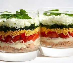 Фотография рецепта Легкий слоеный салат с курицей и помидорами