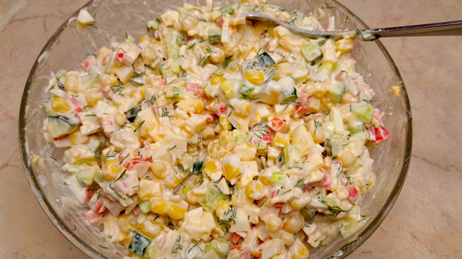 Фото шага рецепта Крабовый салат с кукурузой и свежими огурцами 187900 шаг 10