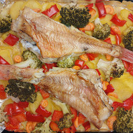 Морской окунь с овощами