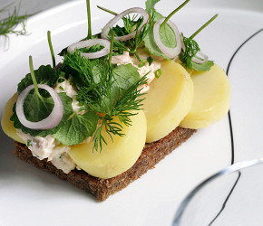Фотография рецепта Смёрребрёд с курицей и маринованным луком