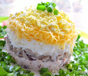 Фотография рецепта Куриный салат с грибами и сыром