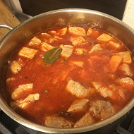 Гуляш с картофелем и травами