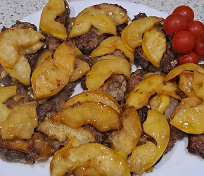 Фотография рецепта Жаренная говяжья печень с яблоками и луком