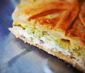 Фотография рецепта Слоеный пирог с курицей, брокколи и черри