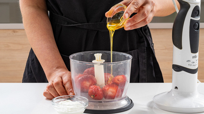 Фото шага рецепта Полосатое мороженое из йогурта (popsicle) 186501 шаг 3