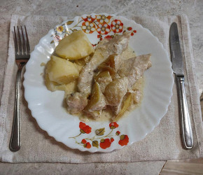 Фотография рецепта Тушеное куриное филе с яблоком в сметанно-пивном соусе