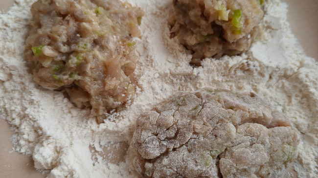 Фото шага рецепта Куриные котлеты с кабачком и шампиньонами 175140 шаг 14