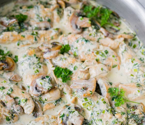Фотография рецепта Куриная грудка с шампиньонами в сливках