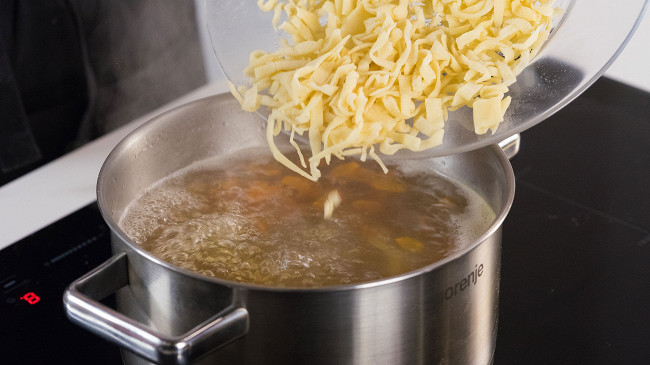 Фото шага рецепта Куриный суп с домашней лапшой и сухариками 126508 шаг 4