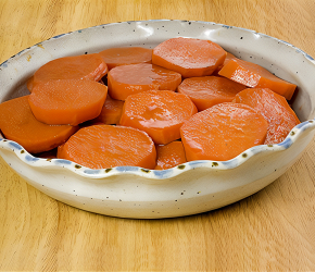 Фотография рецепта Карамелизованный сладкий картофель с патокой и черным кунжутом