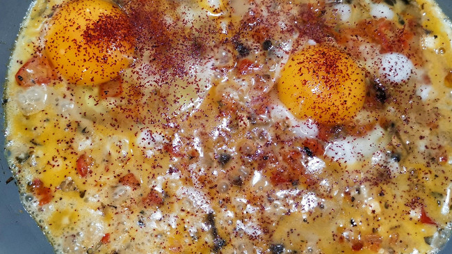 Фото шага рецепта Яичница с брынзой и грибами 173962 шаг 9
