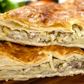 Фотография рецепта Сочный пирог с курицей из слоеного теста автор Juliya Umnova