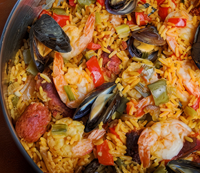 Фотография рецепта Быстрая паэлья с колбасой и морскими гадами