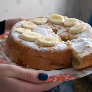 Шарлотка с бананами и вишней