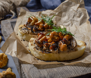 Фотография рецепта Брускетты с лисичками и паштетом из куриной печени