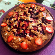 Пирог с черной смородиной и клубникой