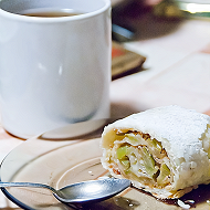 Яблочный штрудель с изюмом и корицей