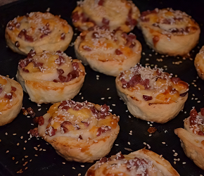 Фотография рецепта Слойки с сыром и колбасой в духовке