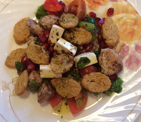 Фотография рецепта Салат с куриной грудкой и гранатом